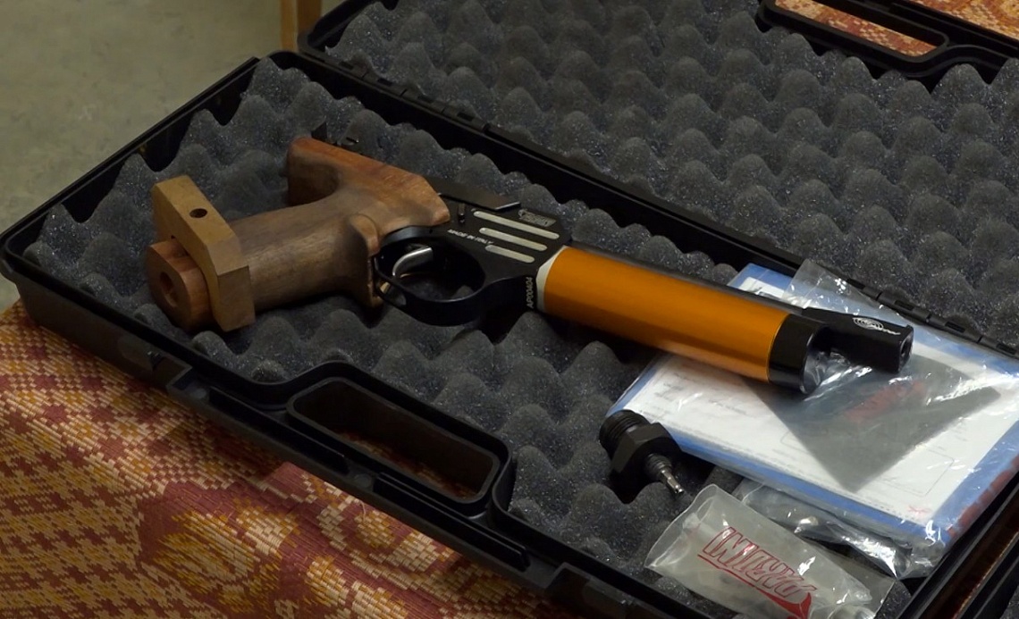 Представители Стрелкового союза России и областной федерации передали спортивной школе №4 пневматическое оружие